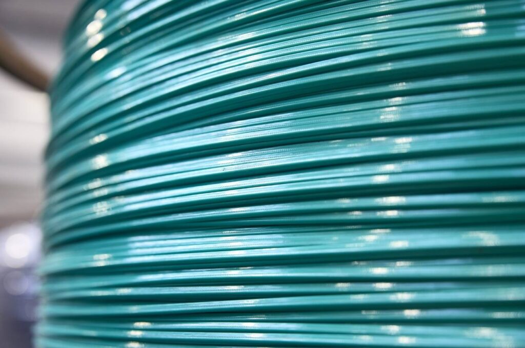 EcoWire w poziomych prasach belujących: dlaczego plastikowy drut wiążący rządzi się innymi zasadami niż drut stalowy