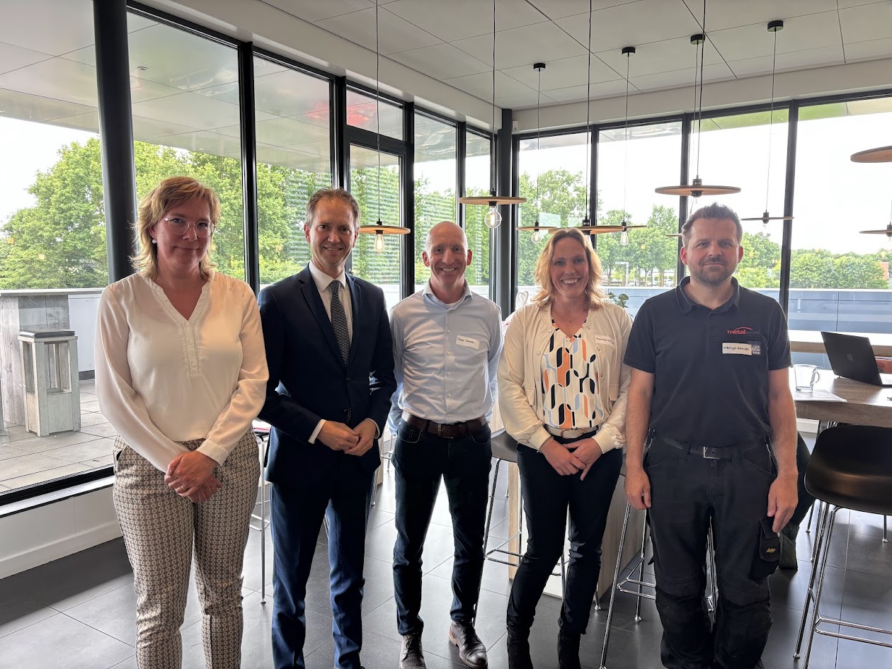 Minister Van Hijum visits Metalwire to discuss labour migrant integration initiatives